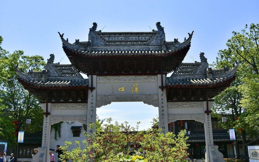 TNT解说天团录制节目 肯尼-史密斯双手插兜销魂内八